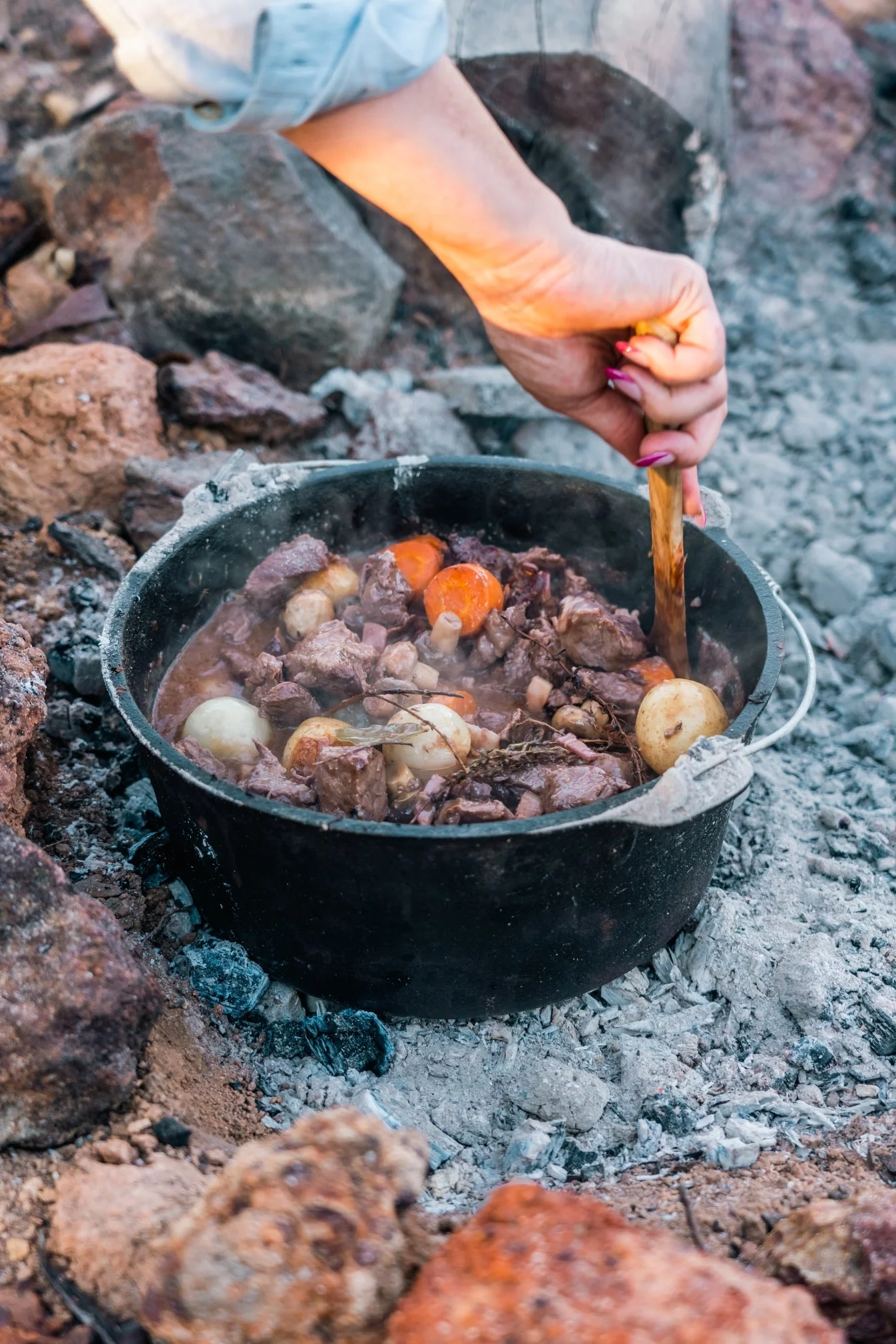 Cast Iron 2 Quart Heavy Duty Pre-Seasoned Round Camp Oven with Lip and Handle 20.5x10.8 - Image 4